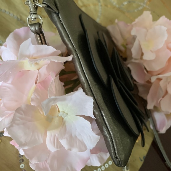 Crossbody blossom purse, pewter in colour. - Picture 5 of 5